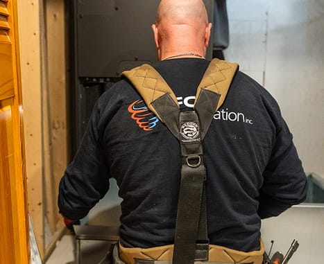 Technicien certifié IFC installant une thermopompe murale à Blainville