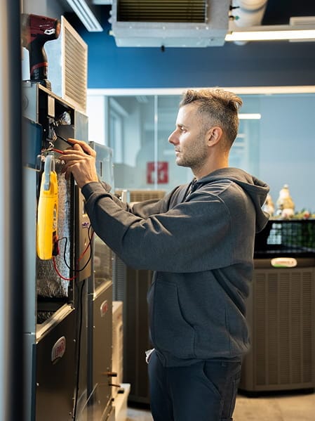 Installation d'une thermopompe murale par un de nos experts